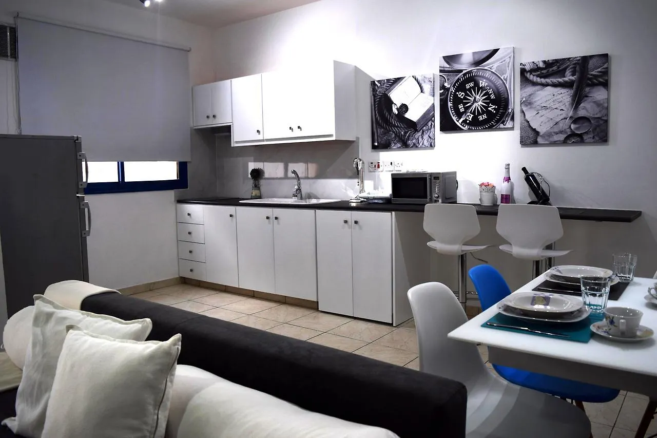 Blue Breeze Luxury Apartment アヤナパ キプロス