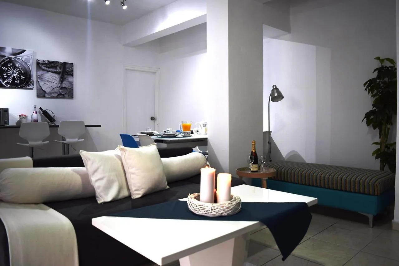 Blue Breeze Luxury Apartment アヤナパ