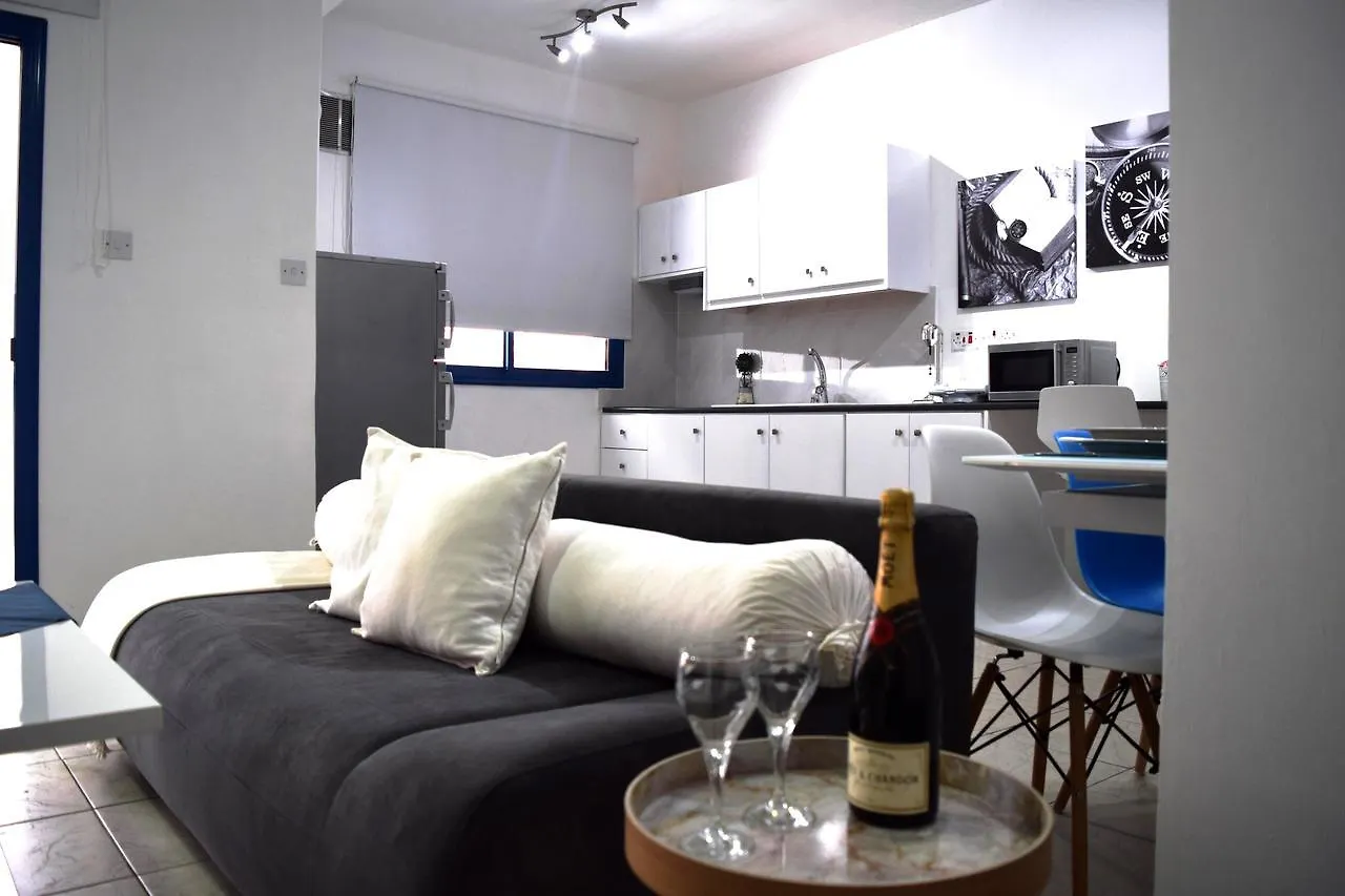 Blue Breeze Luxury Apartment アヤナパ